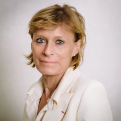 Mujer experta en dermatologia sonriendo