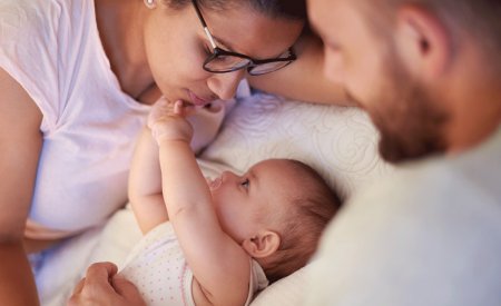 bebe con su familia