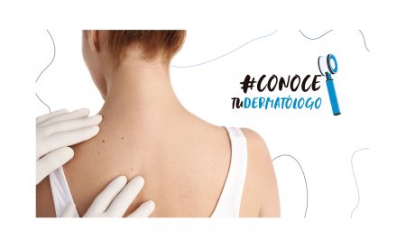 Doctor revisando espalda de mujer recomendando producto bioderma Doctor revisando espalda de mujer recomendando producto bioderma