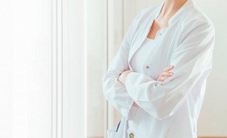 Doctora con bata de laboratorio 