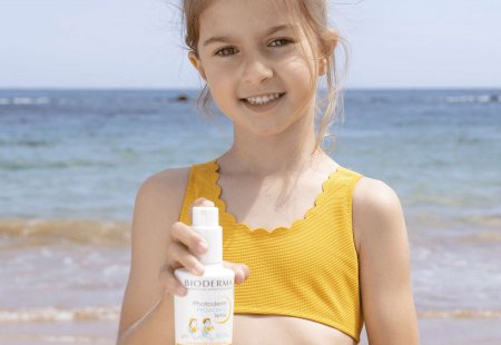 Niña en la plata con  Spray - Uxcare 
