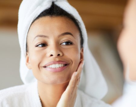 Chicha aplicando producto bioderma en la piel