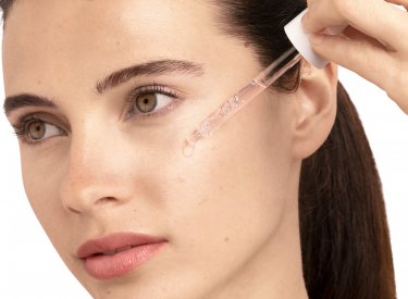Mujer usando producto bioderma para hidratación facial