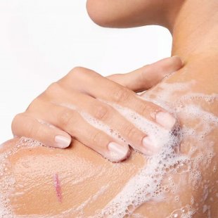 Mujer usando jabón bioderma
