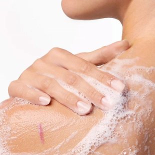 Mujer usando jabón bioderma